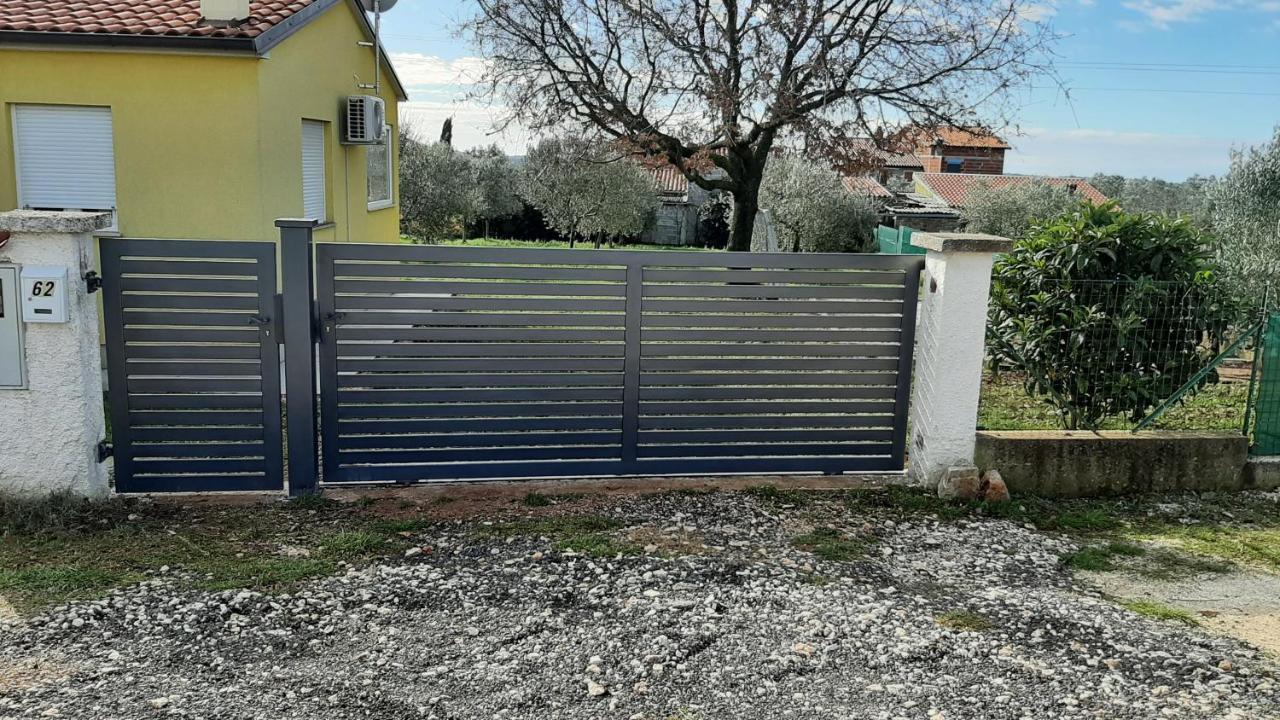 Holiday House Romi Pula Exterior photo